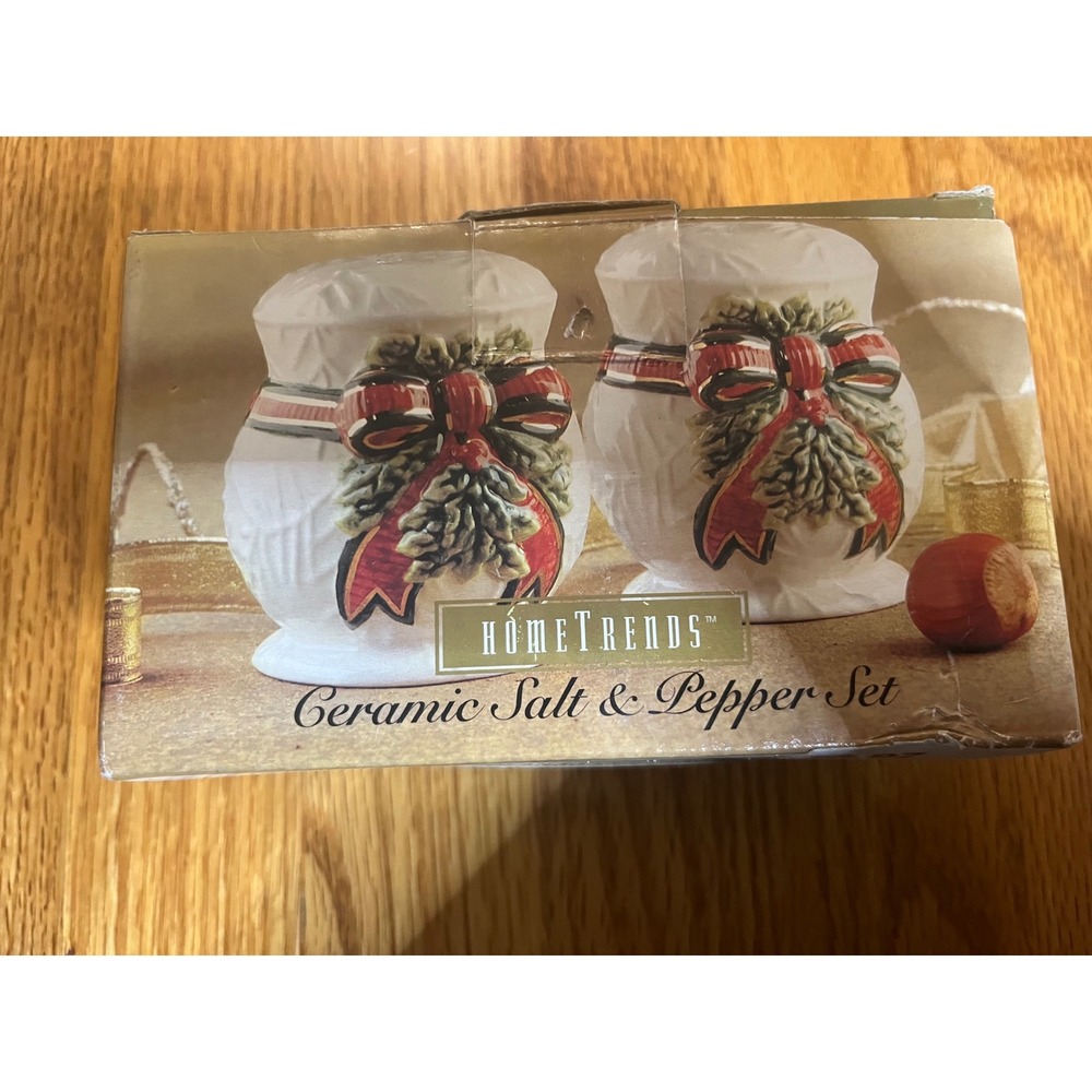 Vintage HomeTrends Ceramic Salt and Pepper Shakers Christmas Wreath Bow  NEW
